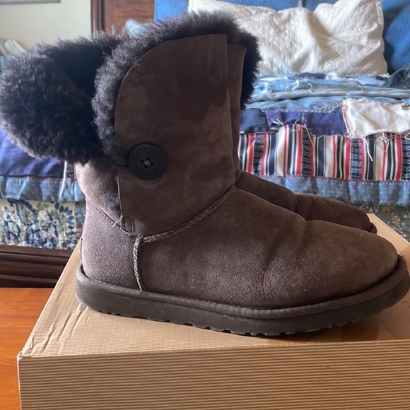 Womens Ugg Bailey Button chocolate size 9 EUC - Picture 1 of 6